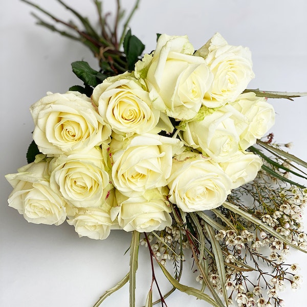 Tuzinas baltai kreminių rožių