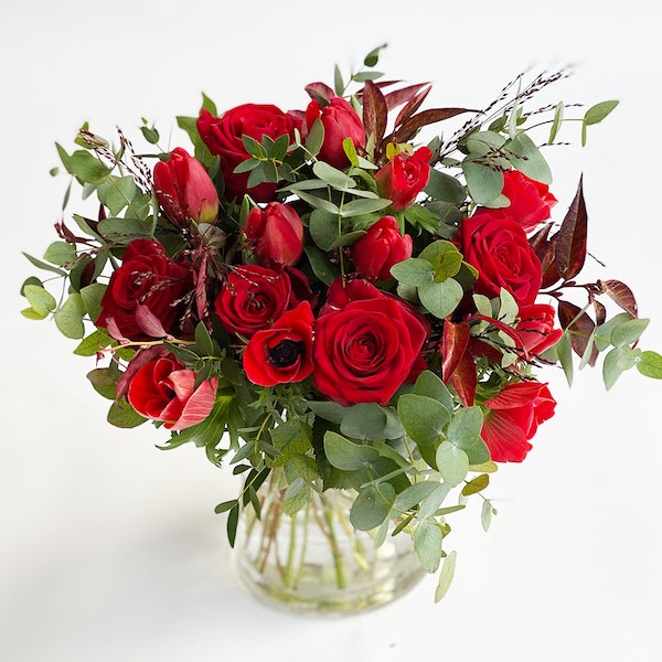 Raudonų rožių, tulpių ir anemonių puokštė